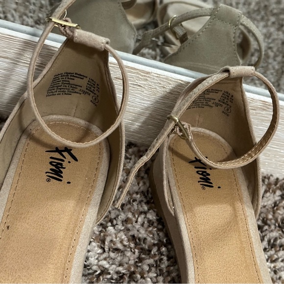 Fioni Cream Suede Sandals with ankle strap size 8 - Picture 4 of 7